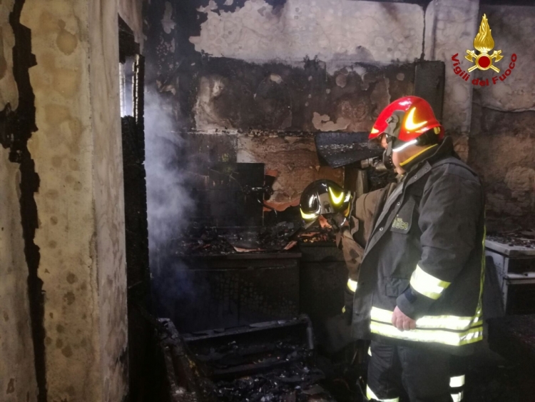 Incendio a Chiaravalle, muore una 93enne