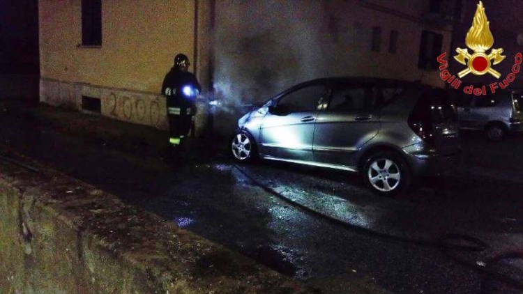 Auto in fiamme a Vibo, intervengono i vigli del fuoco