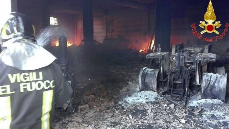Soriano, incendio in un magazzino: completamente distrutti diversi automezzi per l’agricoltura