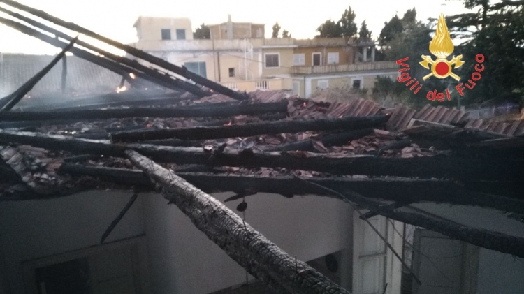 Tetto di un’abitazione in fiamme a Briatico, intervengono i vigili del fuoco