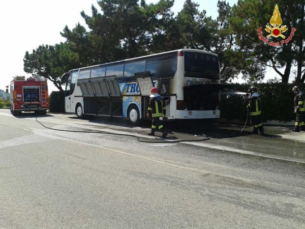 Briatico, in fiamme un bus di turisti diretto a Capo Vaticano