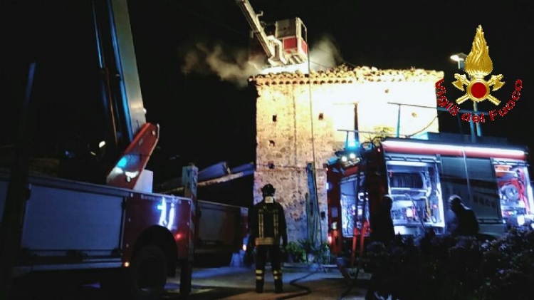 Tetto di un’abitazione in fiamme a Francavilla, intervengono i vigili del fuoco