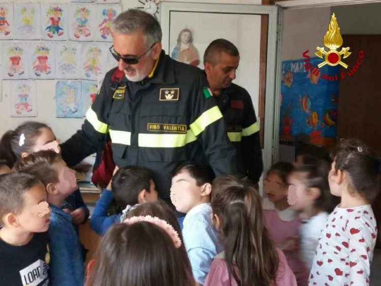 Il tema della sicurezza approda nelle scuole vibonesi grazie ai vigili del fuoco