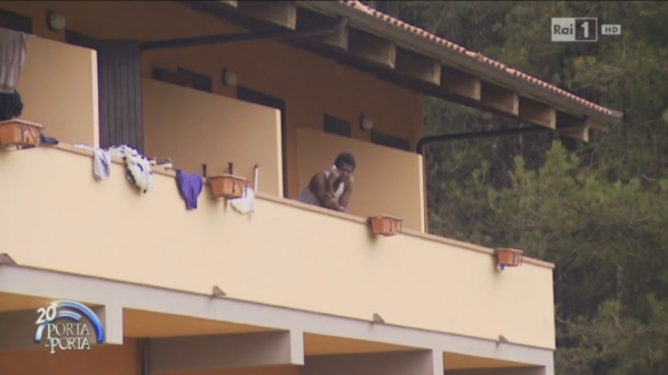 Migranti, le telecamere di ‘Porta a Porta’ all’Hotel Lacina di Brognaturo - IL VIDEO