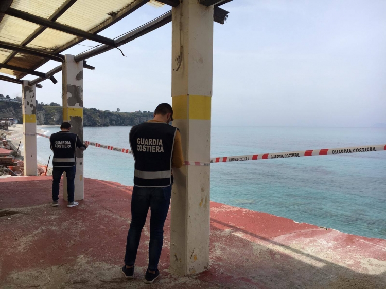 La Guardia costiera sequestra un fabbricato abusivo sul lungomare di Tropea