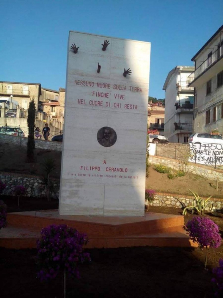 Soriano, sfregio al monumento dedicato a Filippo Ceravolo