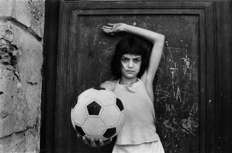 La bambina con il pallone, 1980, foto di Letizia Battaglia (5 marzo 1935 - 13 aprile 2022)