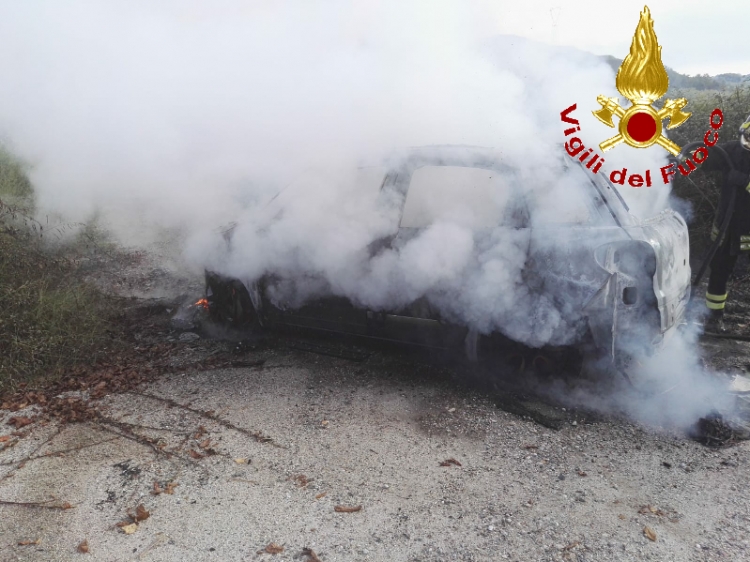 Vazzano, auto in fiamme sulla provinciale 65