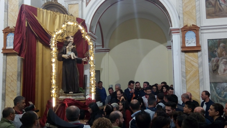 Fabrizia si riunisce intorno al rito della discesa di Sant’Antonio