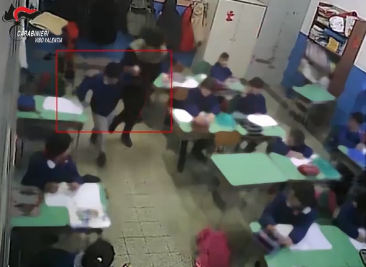 Alunni maltrattati a Zungri, il Codacons: «Subito le telecamere nelle scuole»
