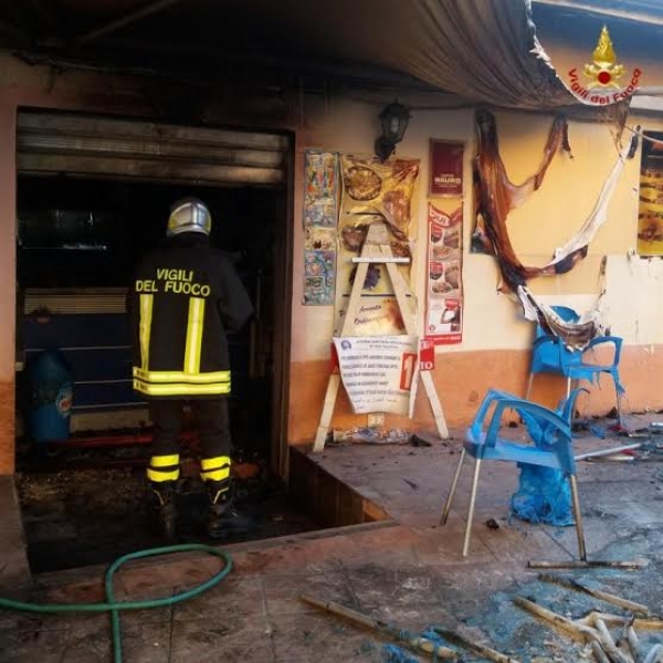 Tropea, incendio distrugge un negozio in centro