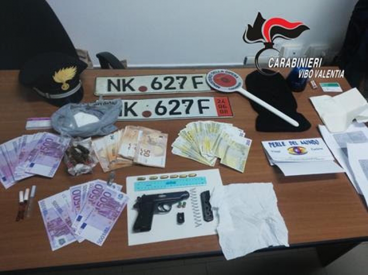 Pistola clandestina e droga in casa, arrestato 46enne a Serra
