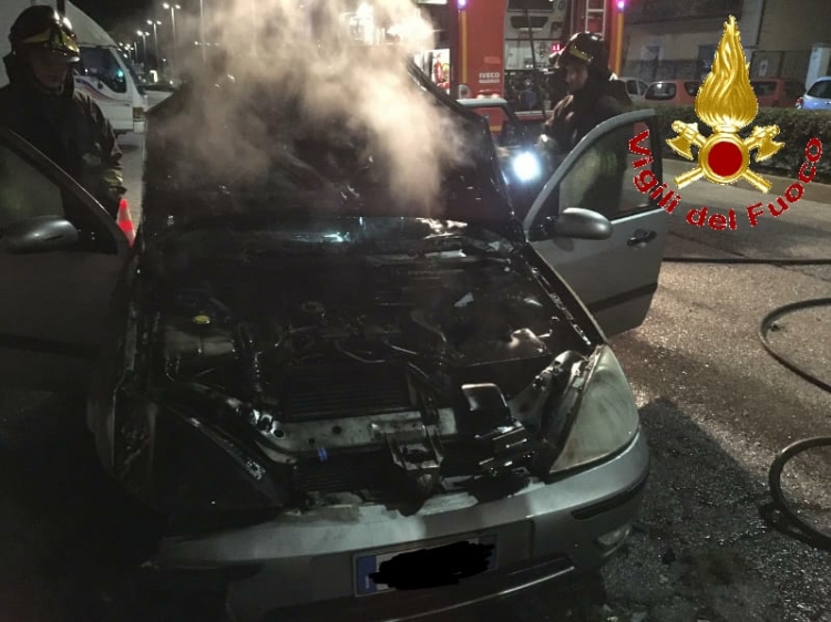 Auto in fiamme a Vibo, intervengono i vigili del fuoco
