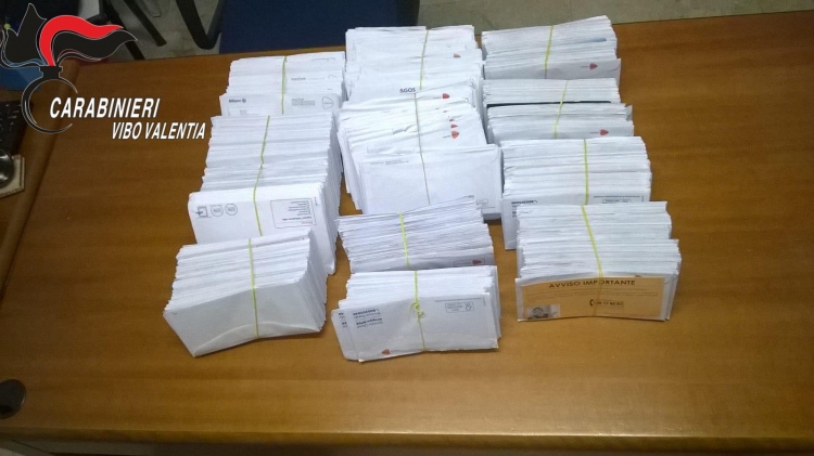 Nasconde 1700 lettere in un casolare, denunciato postino del Vibonese