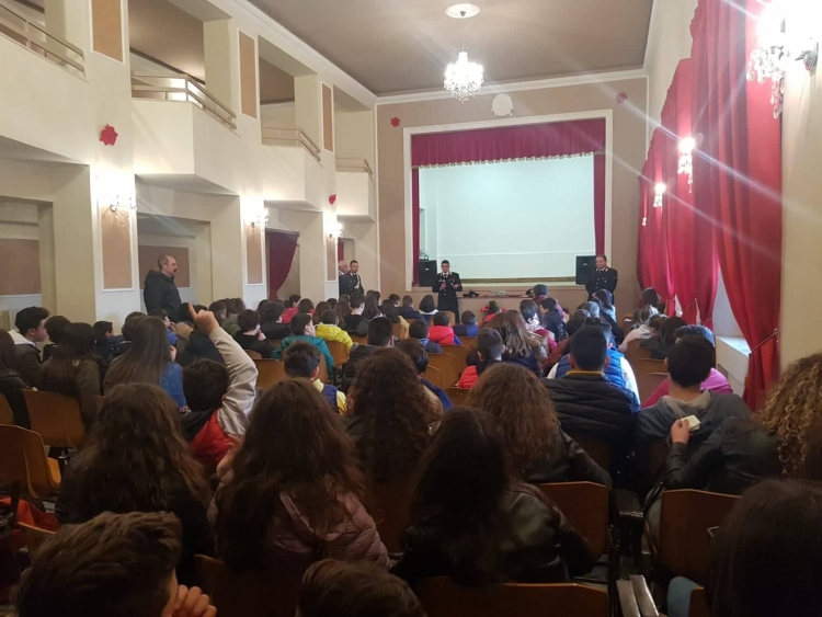 Studenti di Monterosso, Capistrano e Vallelonga a lezione di legalità con i carabinieri