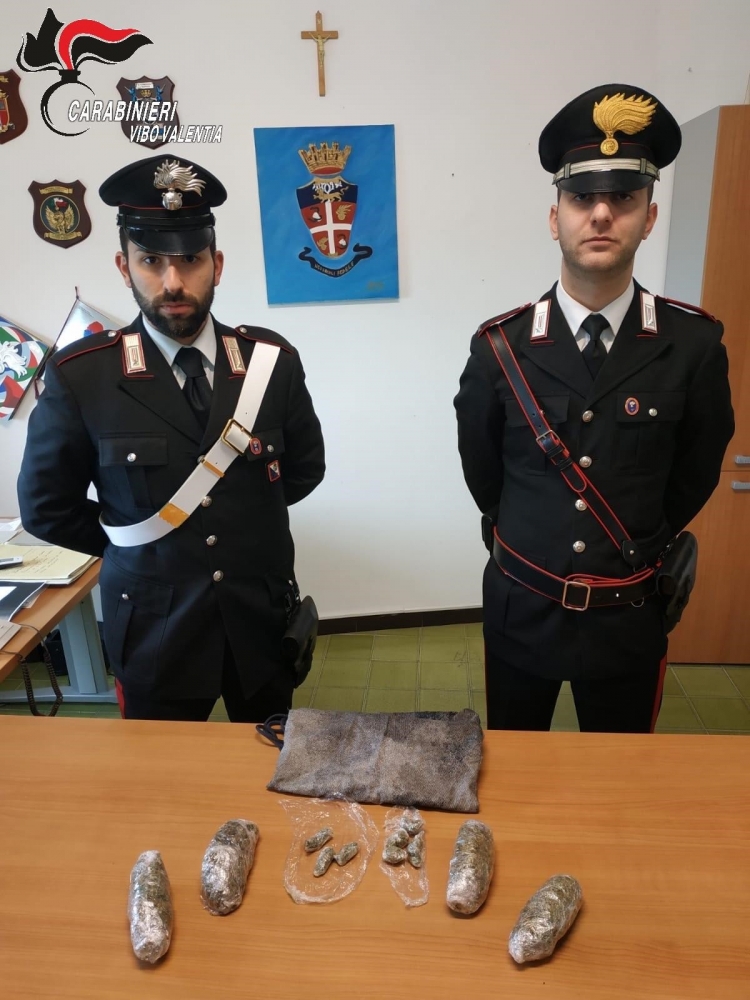 Lancia dalla finestra uno zaino con 220 grammi di marijuana, arrestato 21enne a Parghelia