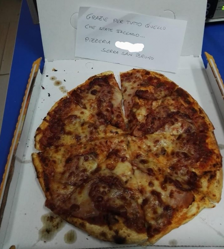 Pizza con dedica alla polizia di Serra: «Grazie per tutto quello che state facendo»