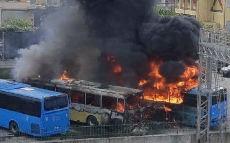 Incendio a Soverato, distrutti due autobus delle Ferrovie della Calabria
