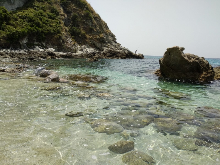 «Il mare è sporco», turisti e residenti in rivolta sulla costa vibonese