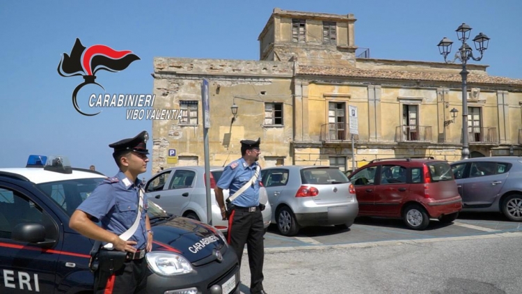 Mileto, tenta di uccidere la moglie e minaccia i carabinieri con un’ascia: arrestato