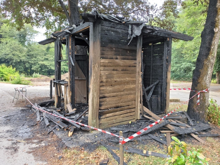 La Pro Loco dona una casetta in legno al Comune dopo l’incendio ai parcheggi di Santa Maria