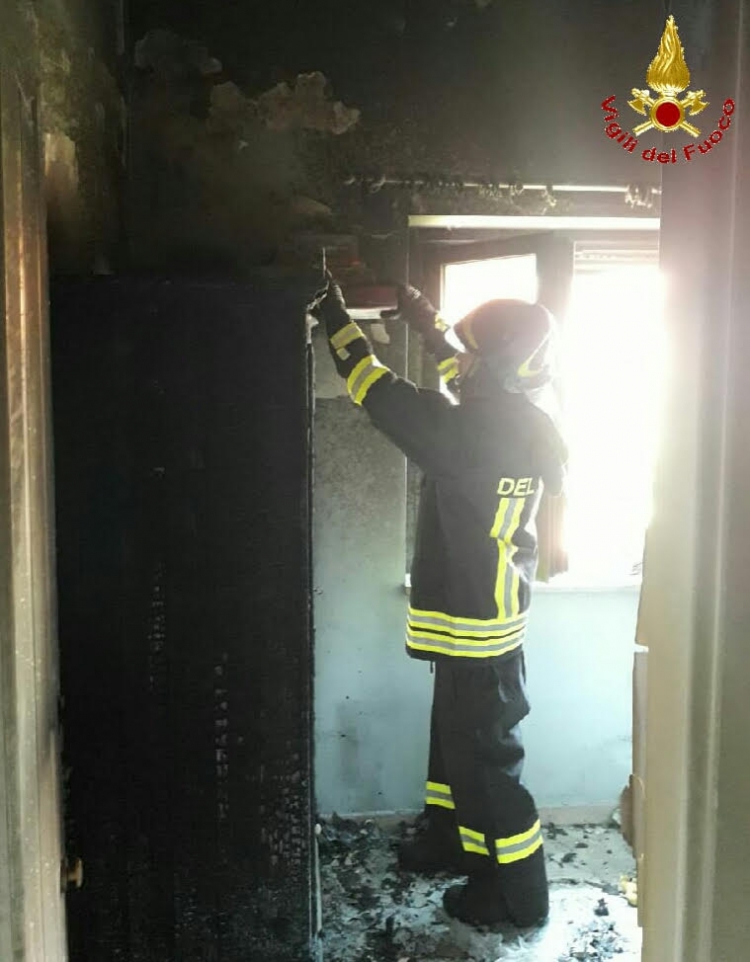 Incendio in un residence a Pizzo, distrutte le suppellettili di una cameretta
