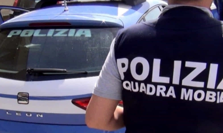Famiglia aggredita e rapinata in piazza a Vibo, la polizia ferma tre persone