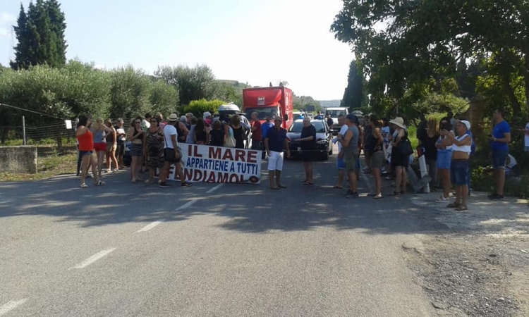 Protesta del “Movimento 14 luglio” a Nicotera, bloccata la statale 18