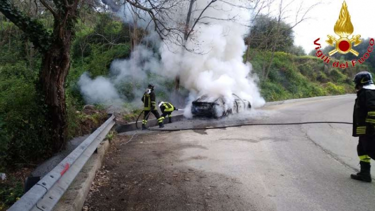 Auto in fiamme a Nicotera, sul posto i vigili del fuoco