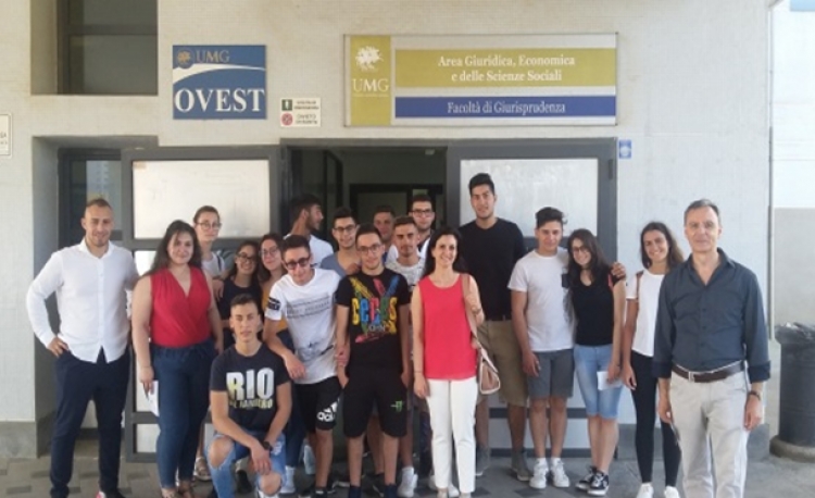Gli studenti dell’Einaudi di Serra impegnati nel progetto “Mi connetto con l’Europa”