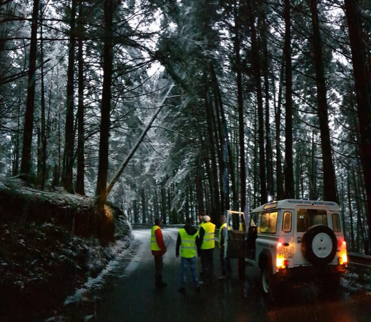 Disagi per neve sulla Mongiana-Monte Pecoraro, soccorso un automobilista