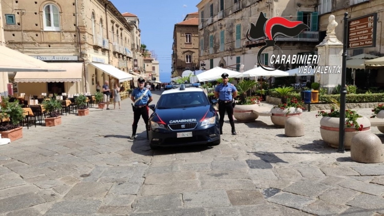 Carabiniere libero dal servizio sventa un furto in una gioielleria di Tropea