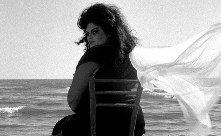Eddra Gale nel ruolo della prostituta Saraghina in &quot;Otto e mezzo&quot; di Federico Fellini