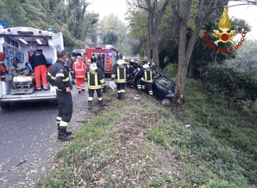Auto finisce contro un albero nel Vibonese, un ferito