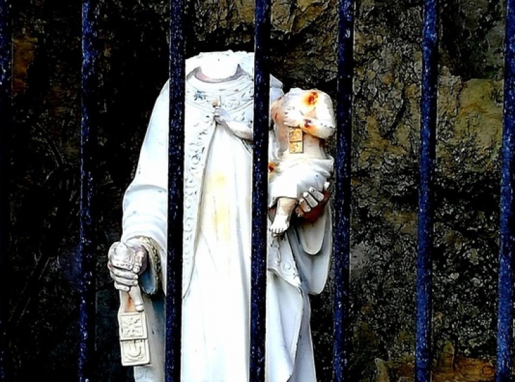 Vandali in azione nel Vibonese, decapitate le statue della &quot;Madonna del mare&quot; e del Bambino