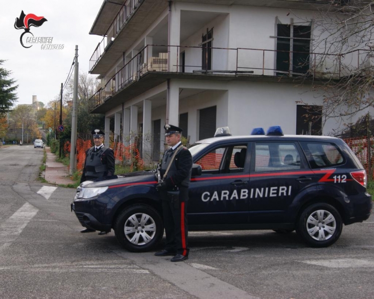 Minaccia di morte la moglie con una motosega, arrestato un 67enne a Chiaravalle