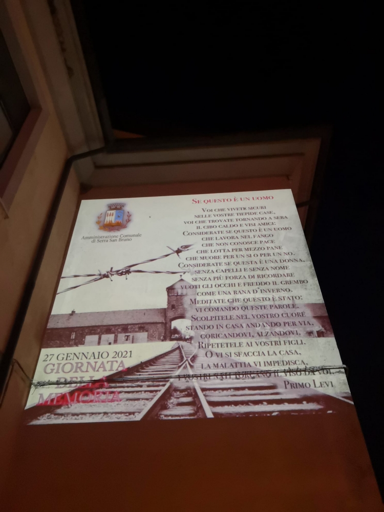 Al municipio di Serra proiettata la poesia di Primo Levi in ricordo delle vittime dell’Olocausto