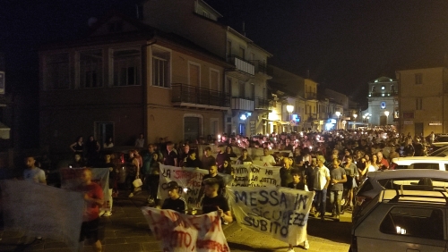 «Basta morti sulle nostre strade». Il grido di dolore della comunità serrese