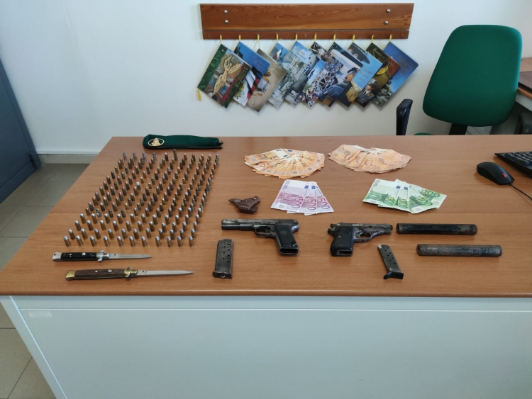 Trovate pistole, munizioni e contanti nel Vibonese: arrestato un 57enne