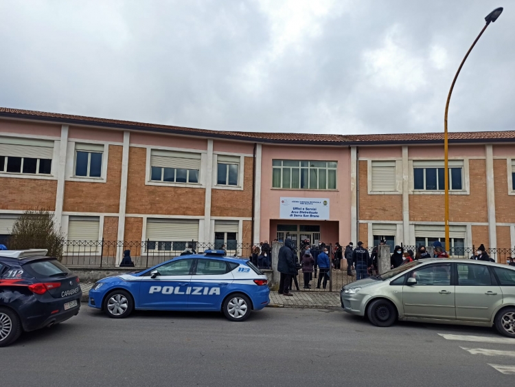 Caos vaccini a Serra, ore di attesa e assembramenti al Distretto dell&#039;Asp. Sul posto polizia e carabinieri