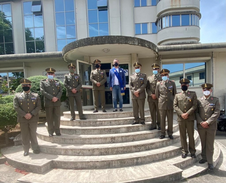 Onorificenza del presidente della Provincia di Vibo al 5° Reggimento Fanteria Aosta dell’Esercito