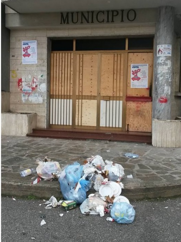Regolamento dei conti a colpi di rifiuti: scambio di immondizia fra i sindaci di Soriano e Sorianello