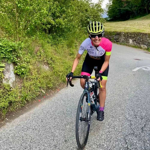 La ciclista Paola Gianotti attraversa la Ciclovia nel tratto del Parco delle Serre