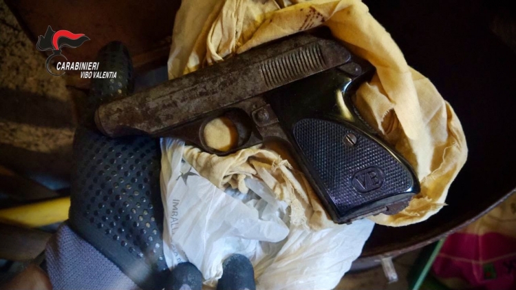 Trovata una pistola in un deposito per attrezzi agricoli, arrestato un 57enne nel Vibonese