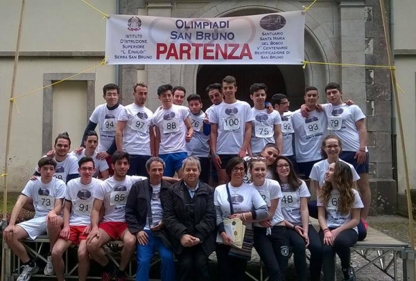 Serra, gli studenti dell&#039;Einaudi atleti per un giorno: successo per le &#039;Olimpiadi San Bruno&#039;