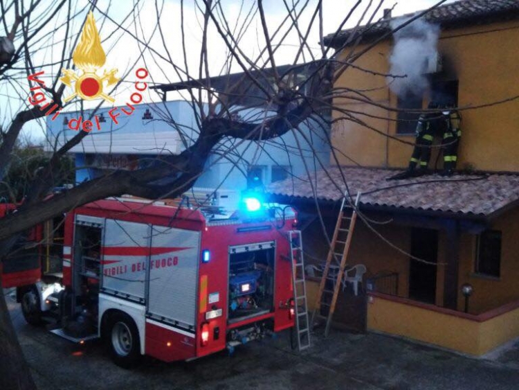 Incendio in un’abitazione a San Sostene, padre si getta tra le fiamme e salva i figli
