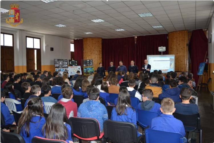 Serra, gli studenti incontrano la Polizia a lezione di cyberbullismo