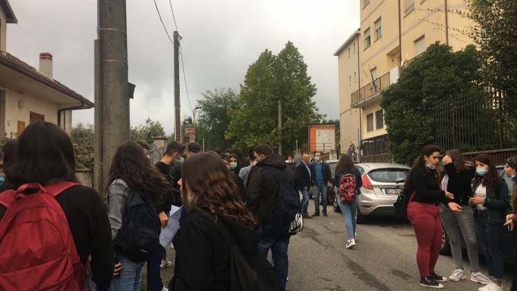 Gli studenti dell’Einaudi di Serra decidono di scioperare: «Mancano i banchi monoposto»