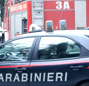 Fabrizia, in fiamme una tettoia nel giardino di un&#039;abitazione: indagano i carabinieri
