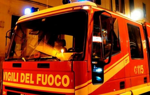Vigili del fuoco in azione nel Vibonese, quattro auto date alle fiamme